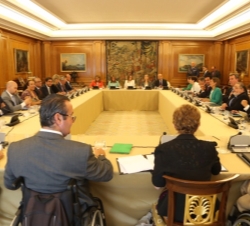 Vista general de la mesa de la reunión del Real Patronato